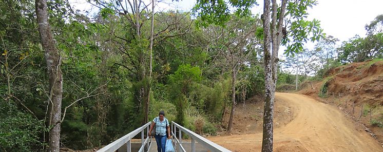 Equipo del MOP concluye puente peatonal metlico en Los Negros de Oc