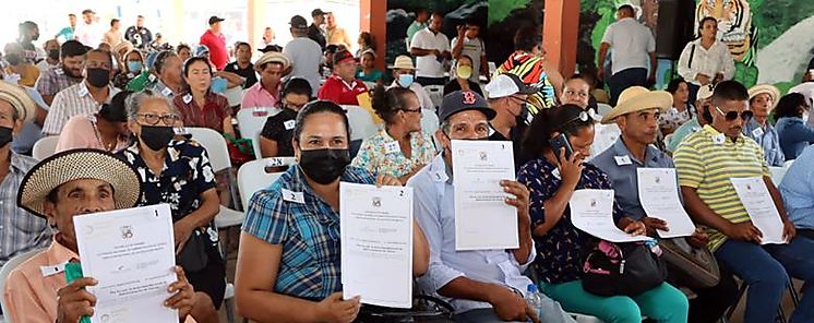 Familias veragenses reciben ttulos de propiedad de sus tierras