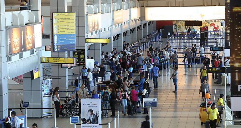 persona s en aeropuerto 