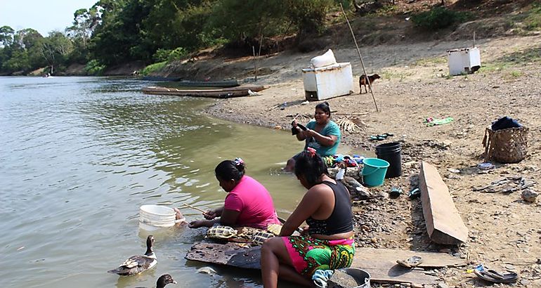 Mujeres lavando