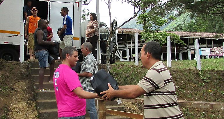 mides  ENTREGA  ENSERES A  CUBANOS