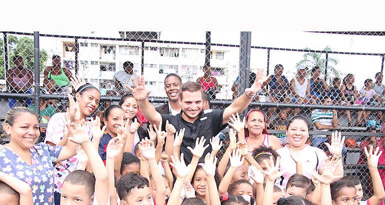  Emilio Royo y nios Programa  Barrios Seguros