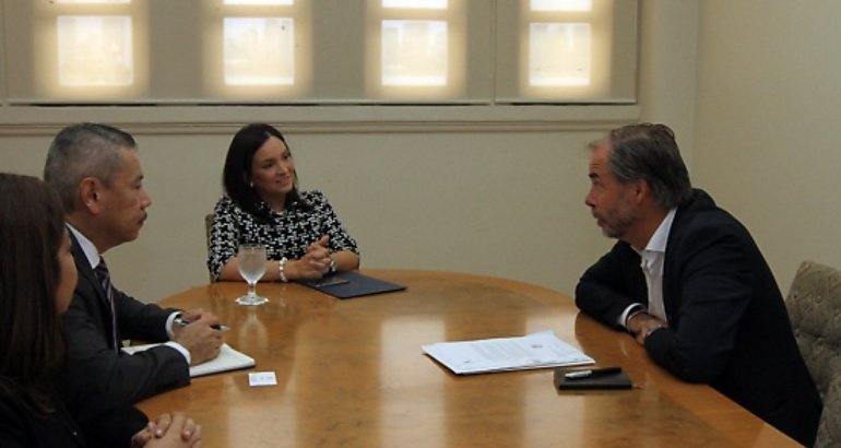 Maria Luisa Navarro y Georg Andrn Embajador de Suecia