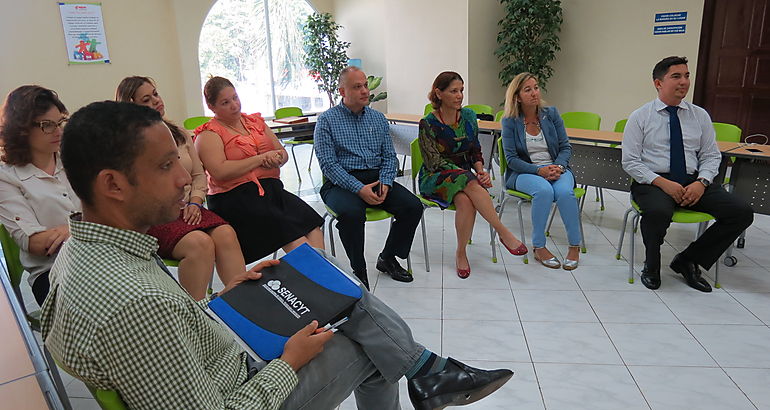 Taller Mesa de Emprendimiento la Autoridad de la Micro Pequea y Mediana Empresa