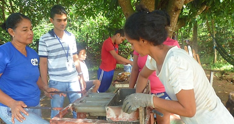 Mujeres haciendo bloques 