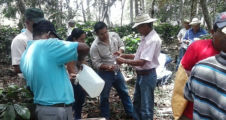 Charla sobre confeccin de trampas artesanales para control de la broca del caf