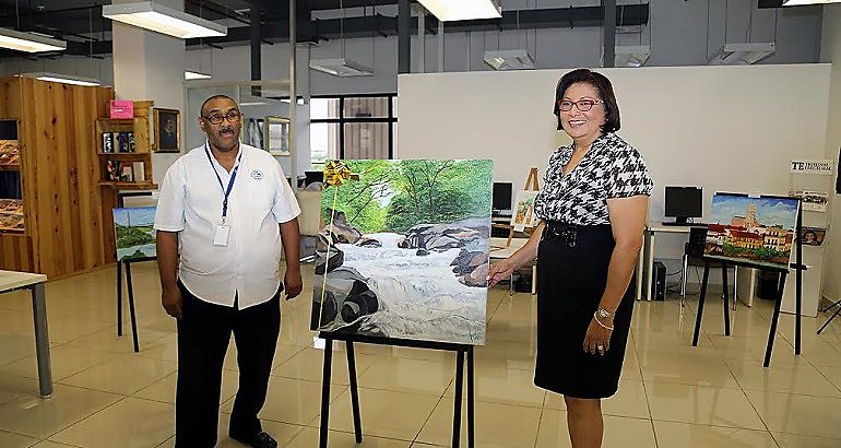 Exponen obras d e  hernandez