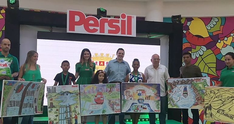 IFARHU premia a ganadores de concurso de dibujo