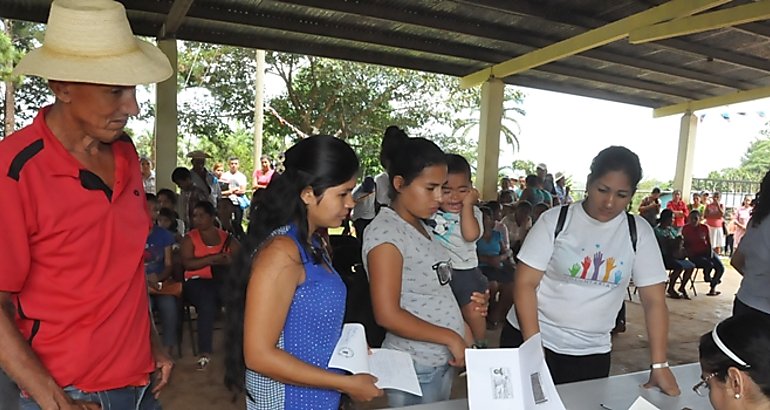 Familias reciben bonos alimenticios de SENAPAN