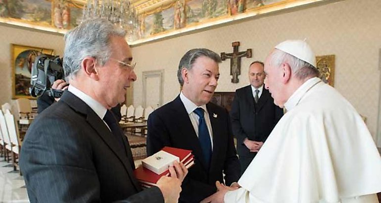 El Papa Santos y Uribe