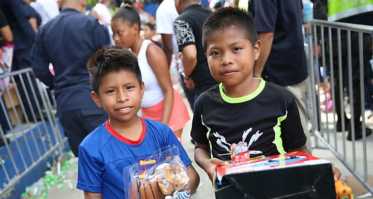 Nios con regalos 