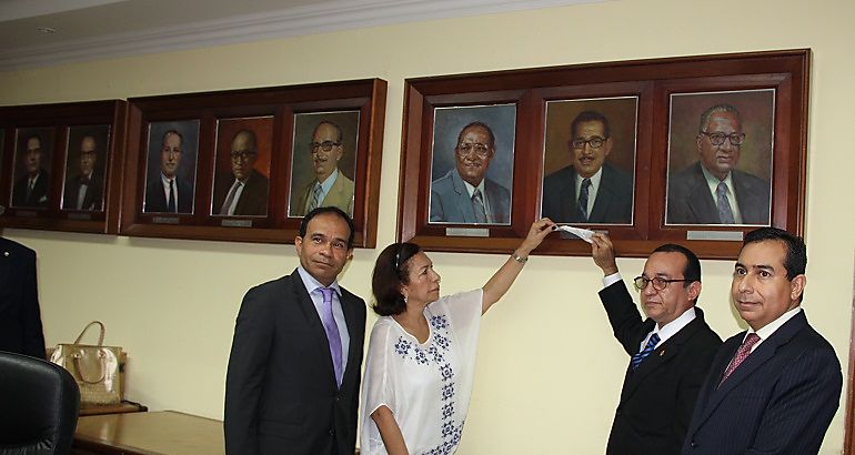 Develan placa de ex rector Eligio Salas en la UP