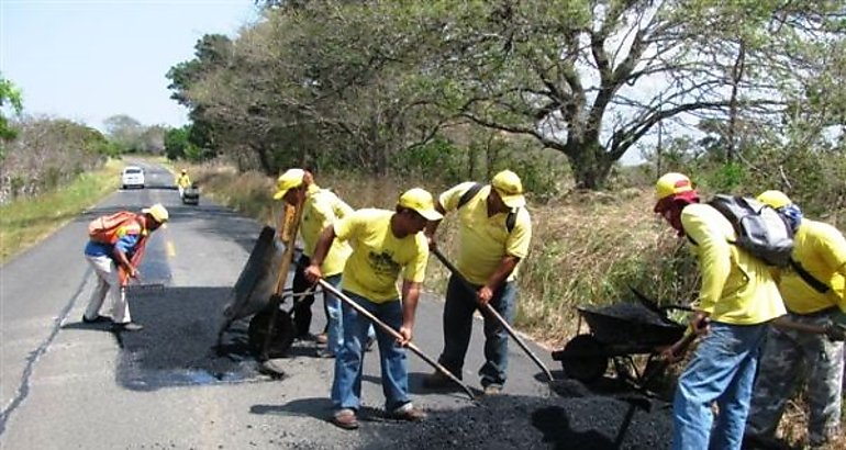 Rehabilitan carretera Los Pozos  Las Minas en Herrera