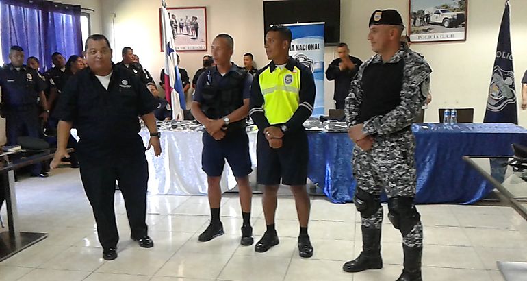 Director de la Polica Nacional entrega nuevos uniformes en Chiriqu