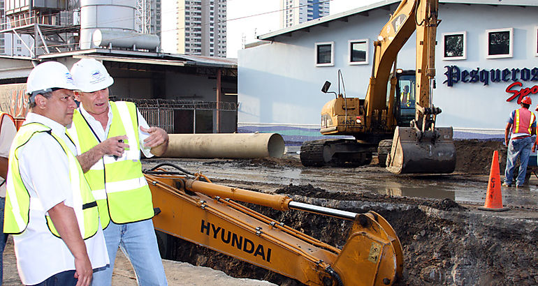 El ministro Vergara inspecciona las obras de saneamiento de la baha