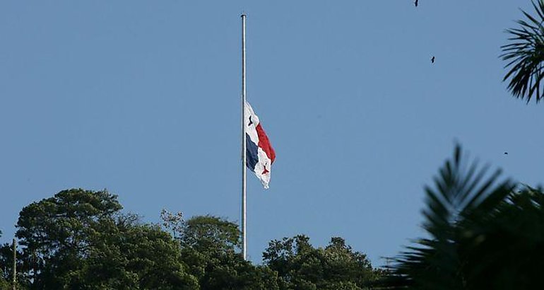 Bandera de Panam a media asta 