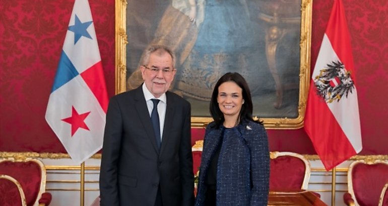 Isabel de Saint Malo de Alvarado y Michael Linhart