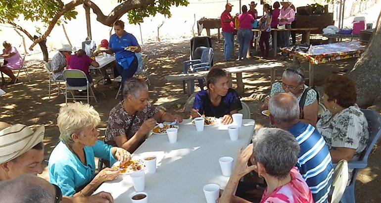 Mayores comiendo