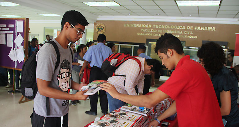 Entrega de Cuadernos CAU en la UTP