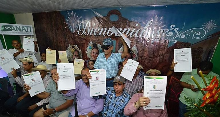 Reciben ttulos de propiedad en Feria de Azuero