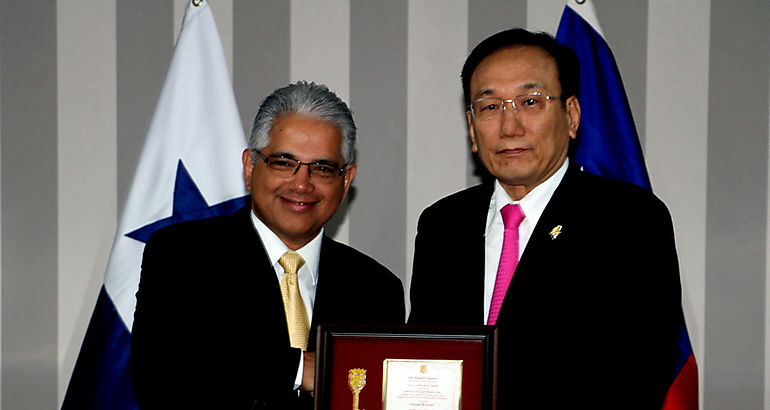 Embajador de la RepChina Taiwn Derli Liu recibe la Llave de la Ciudad de Panam