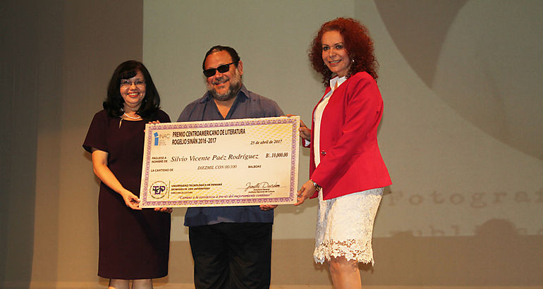 Entrega del Premio Centroamericano de Literatura Rogelio Sinn