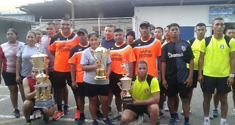 Torneo de voleibol en el aniversario del Da del Polica