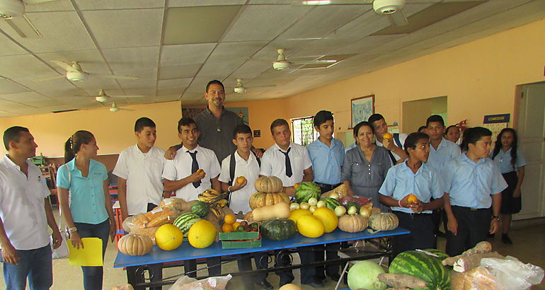 160 estudiantes de Las Tablas son beneficiados con productos agrcolas