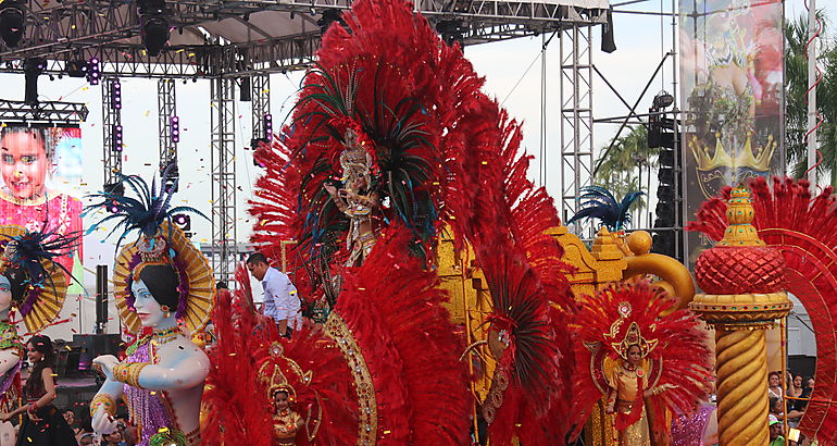 Esplendor en desfile de reinas