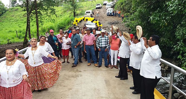 Celebracin por el puente vehicular en la comunidad de Las Tumbas de Bugaba