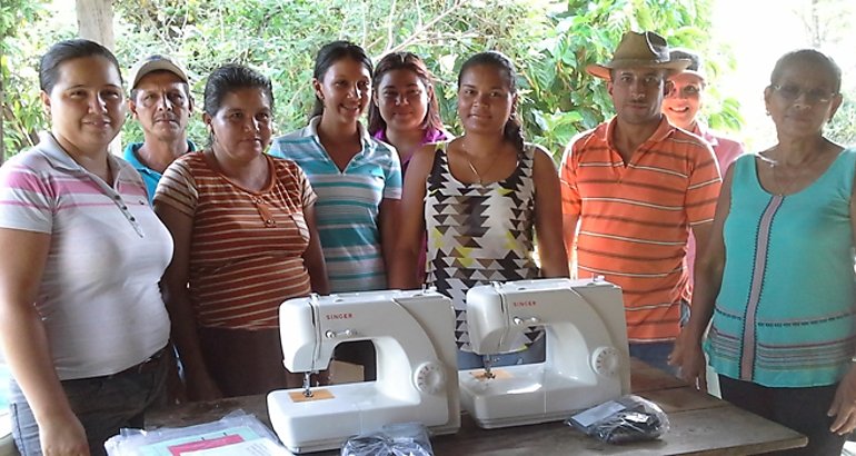 Entrega de mquinas de coser a beneficiarias de la comunidad de Los Santos