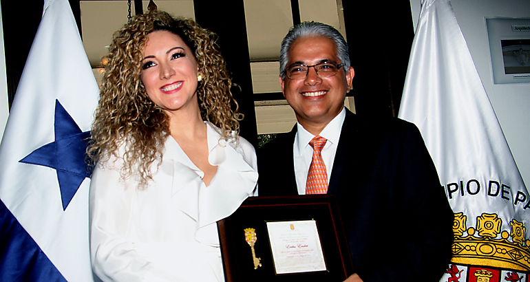 Erika Ender recibe distincin de la ciudad de Panam