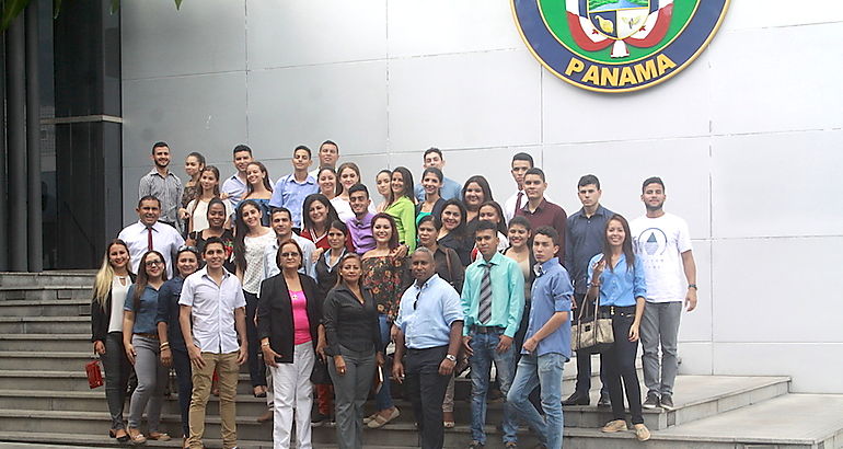 Estudiantes del centro universitario de los Santos en la Asamblea