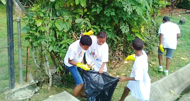 Jvenes participan en jornada de limpieza en Burunga