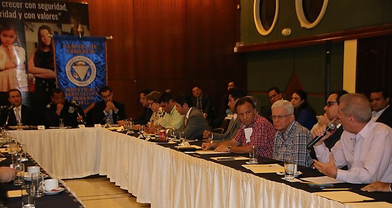 Polica Nacional reunida con la Cmara de Comercio