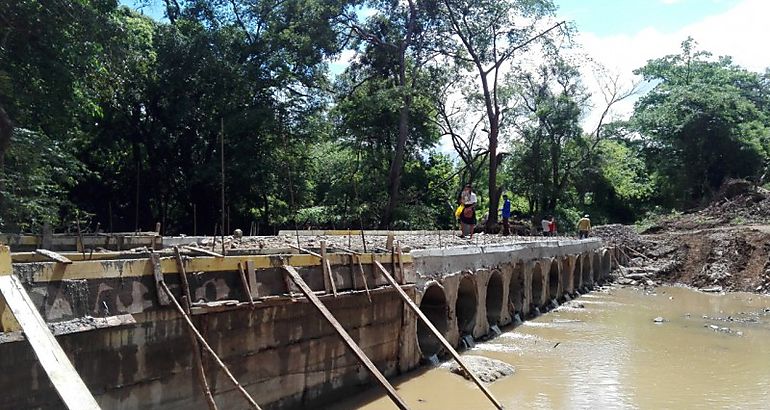 Se construye nuevo vado en ro Potrero de La Pintada