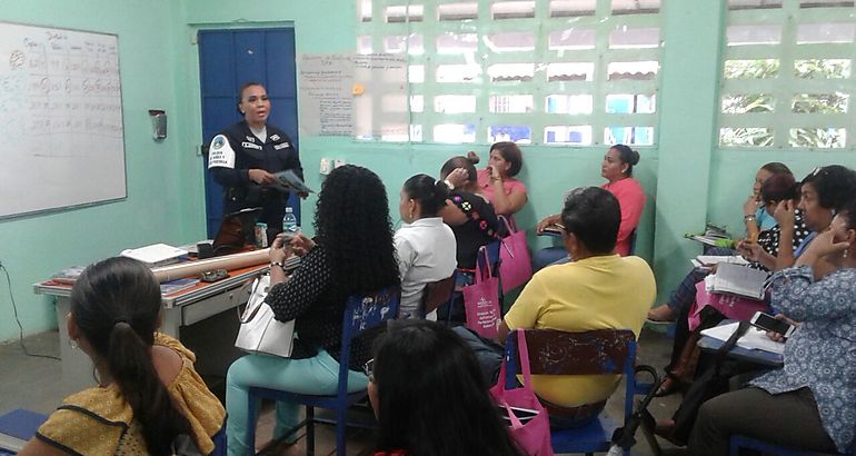 Polica orienta a educadores en Arraijan