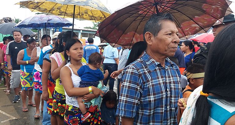 Gente esperando  cola