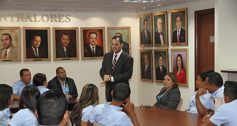 Federico Humbert recibe a estudiantes del Centro Regional Universitario de Azuero