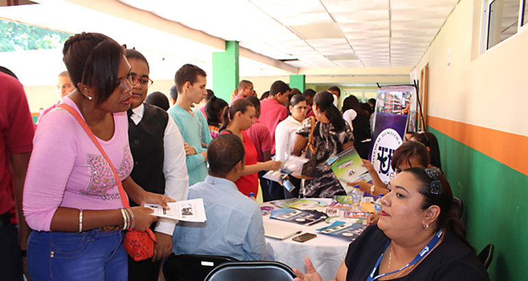 Estudiantes conocen ofertas educativas de varias niversidades