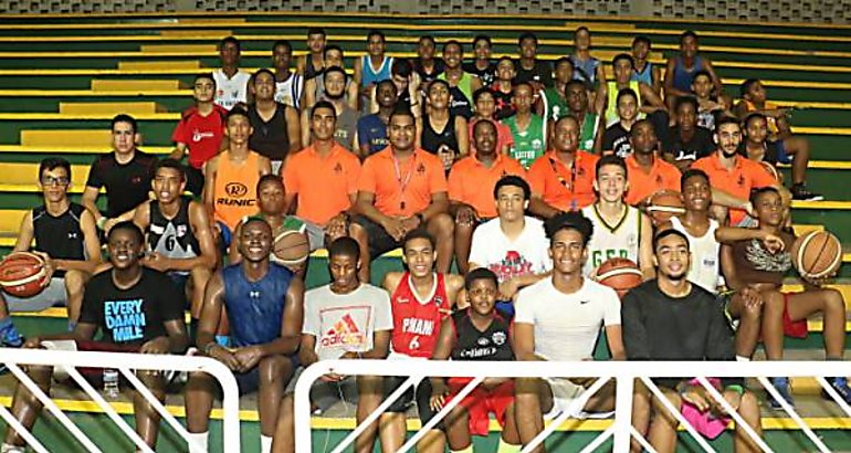 Clnica de baloncesto en el Yuyin Luzcando