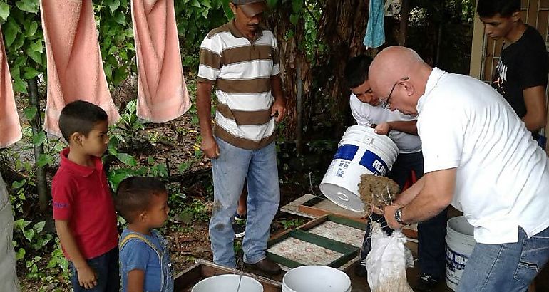 Profesor Ricaurte dictando el taller de Arcilla