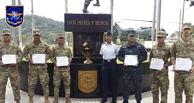 Aeronavales se gradan en curso canino en Colombia