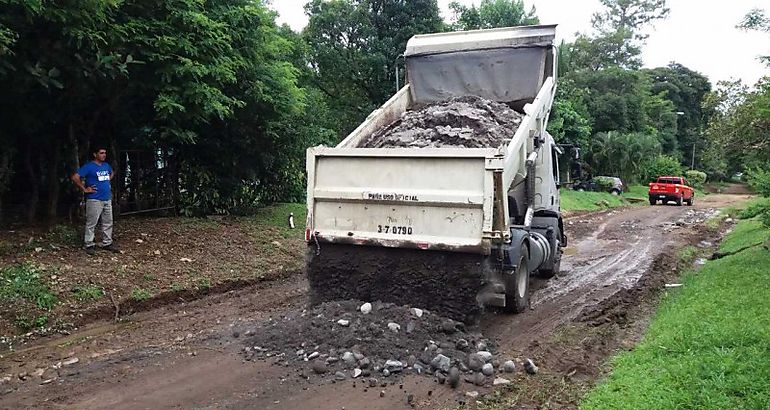 Mejora del camino en Las CaasDolega con material selecto  obras  camin