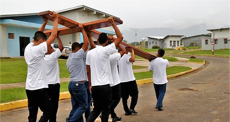 Adolecentes reciben la Cruz Peregrina de la JMJ