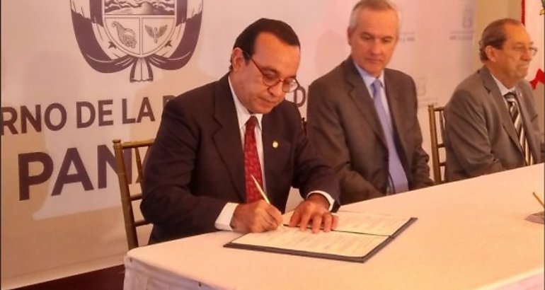 Rector de la UP firmando convenios