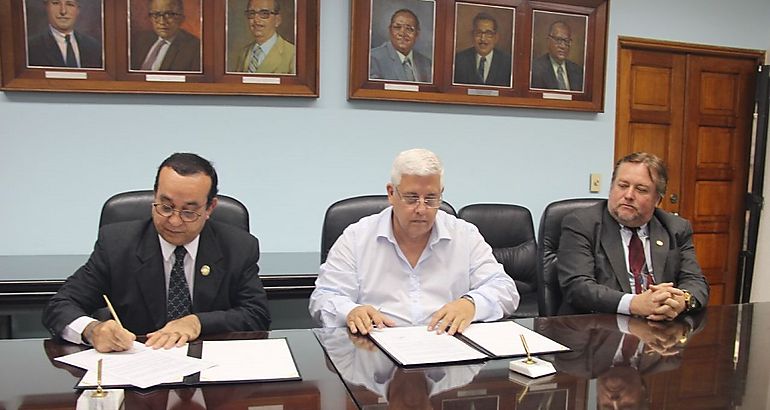 Universidad de Panam y pticas Metro firman convenio