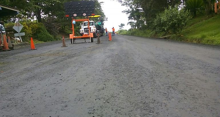 Se colocan primeras capas de asfalto sobre nueva carretera en Darin