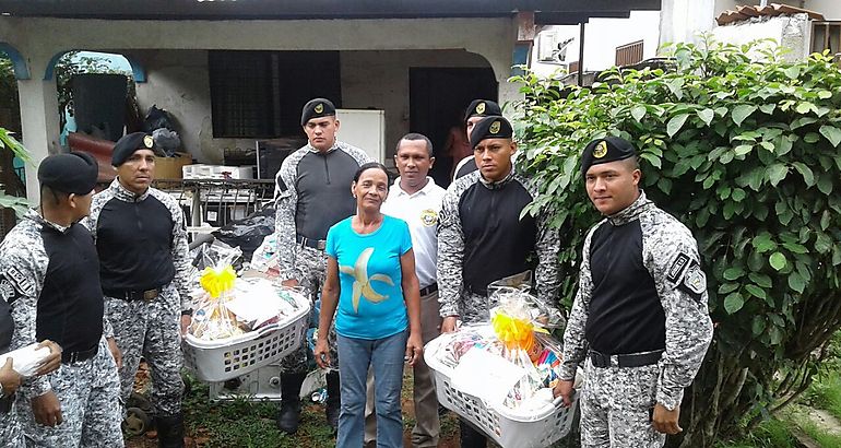 Polica entrega canastas de comida a familia humilde