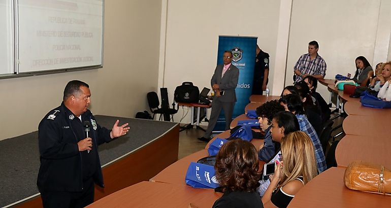 Polica Nacional presenta planes estratgicos a estudiantes de la Universidad Latina